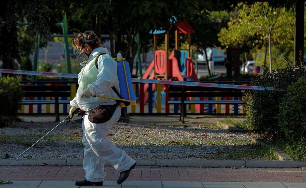 Una trabajadora municipal desinfecta los alrededores de un parque infantil en la localidad madrileña de Alcobendas. Una trabajadora municipal desinfecta los alrededores de un parque infantil en la localidad madrileña de Alcobendas.