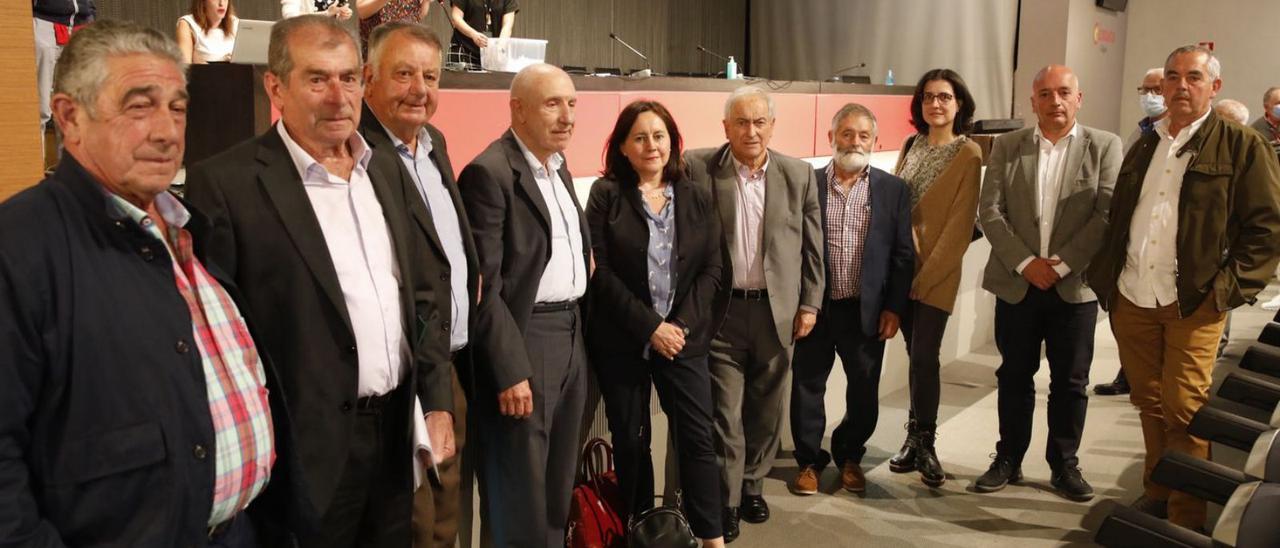 Por la izquierda, Luis Raúl Piñera, José Antonio Piñera, José Manuel Medina, Francisco González, Mercedes Fanego, Joaquín Vázquez, José Ramón Sánchez, Eva Rojo, Avelino Fernández y Emilio Amable Fernández, ayer, tras terminar la asamblea de la Cooperativa de Agricultores en el recinto ferial Luis Adaro.