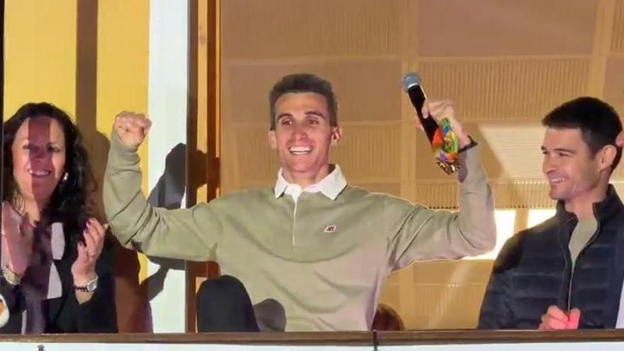 Mariano García celebra la medalla de oro junto a sus vecinos de Fuente Álamo