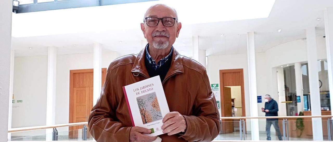 Diego Rodríguez Vargas, con su novela ‘Los jardines de Deusto’, hace unos días en el Rectorado.