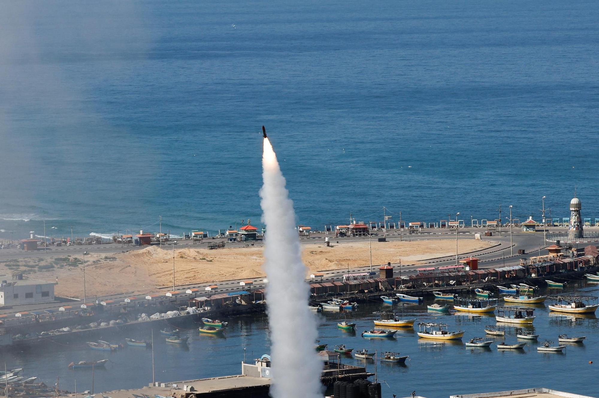 Lanzamiento de misiles hacia Israel, desde la ciudad de Gaza