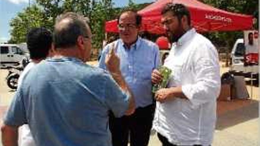 Lamuà, fent campanya al mercat setmanal de Lloret de Mar.