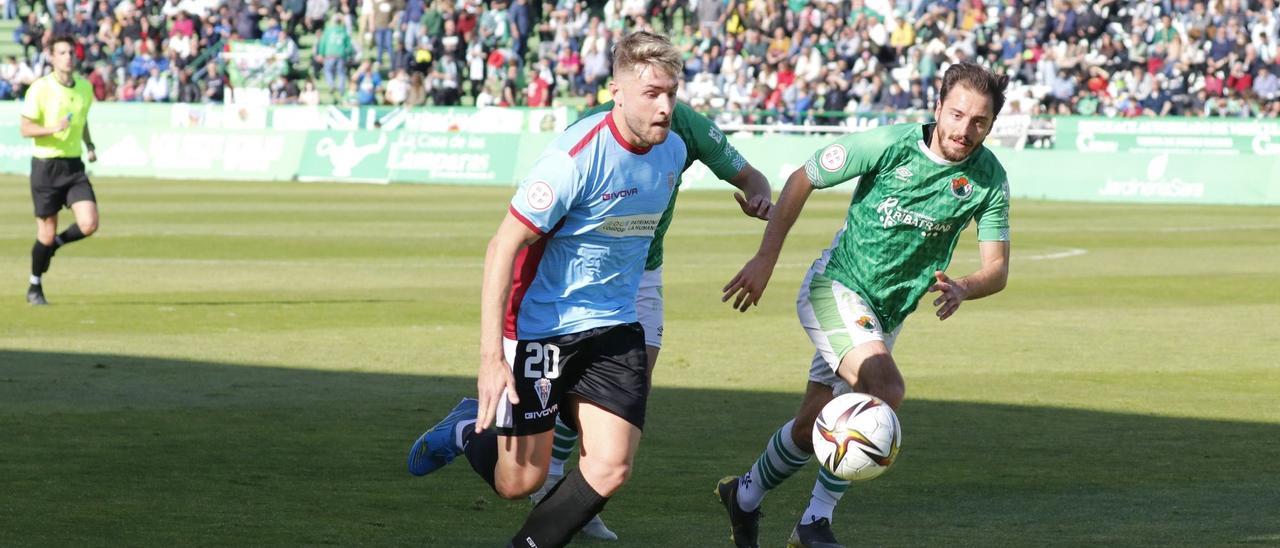 Antonio Casas durante un lance del partido frente al Cacereño.