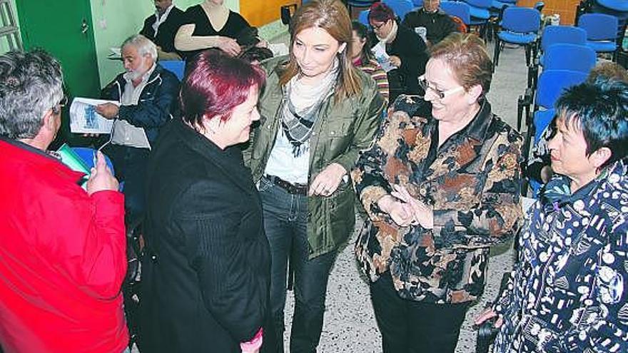 Por la derecha, las concejalas Pilar Pintos y Esperanza Fernández Puerta, junto a Teresa Prada y otros líderes vecinales.