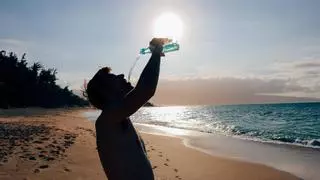 Cinco trucos muy útiles para que tu bebida no se caliente en la playa