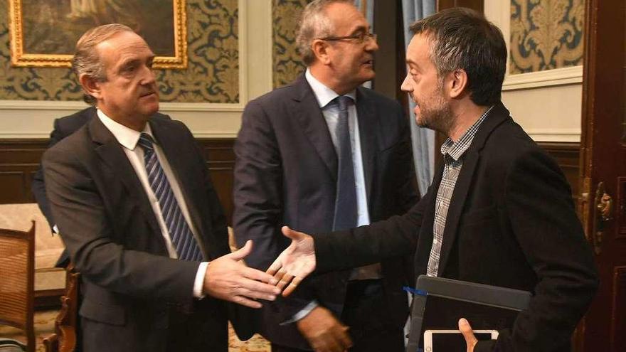 Enrique Losada y Xulio Ferreiro, con José Llorca en el medio, en un acto en el ayuntamiento.