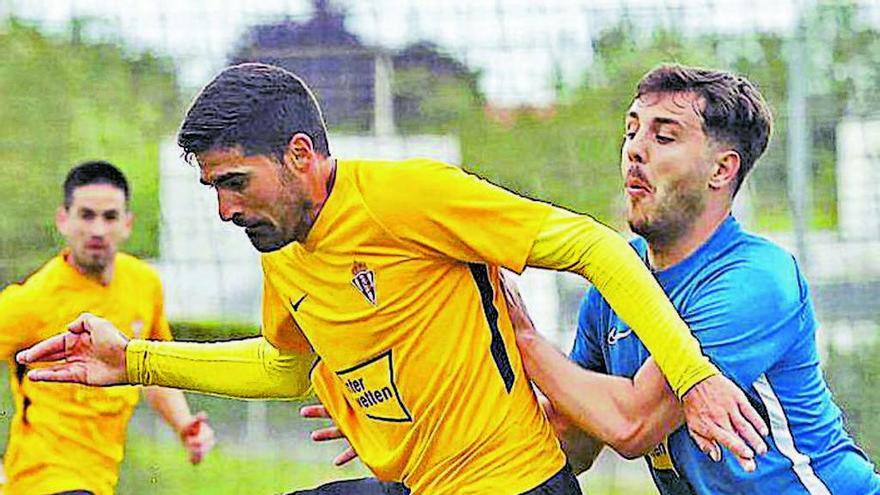 Carmona controla el balón ante Traver.