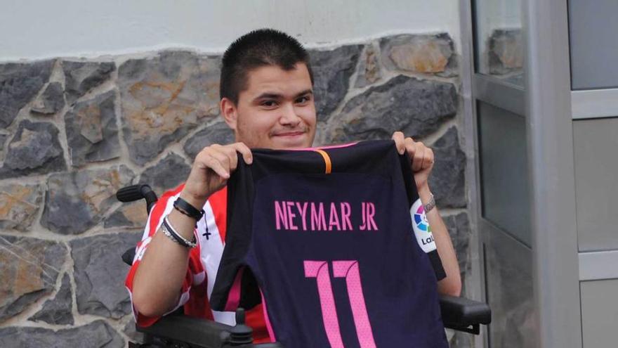 Sergio González, ayer, con la camiseta de Neymar, en la puerta de su casa, en Nava.