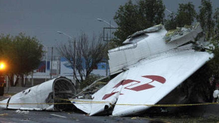 Un avión de carga cae en una avenida en Monterrey