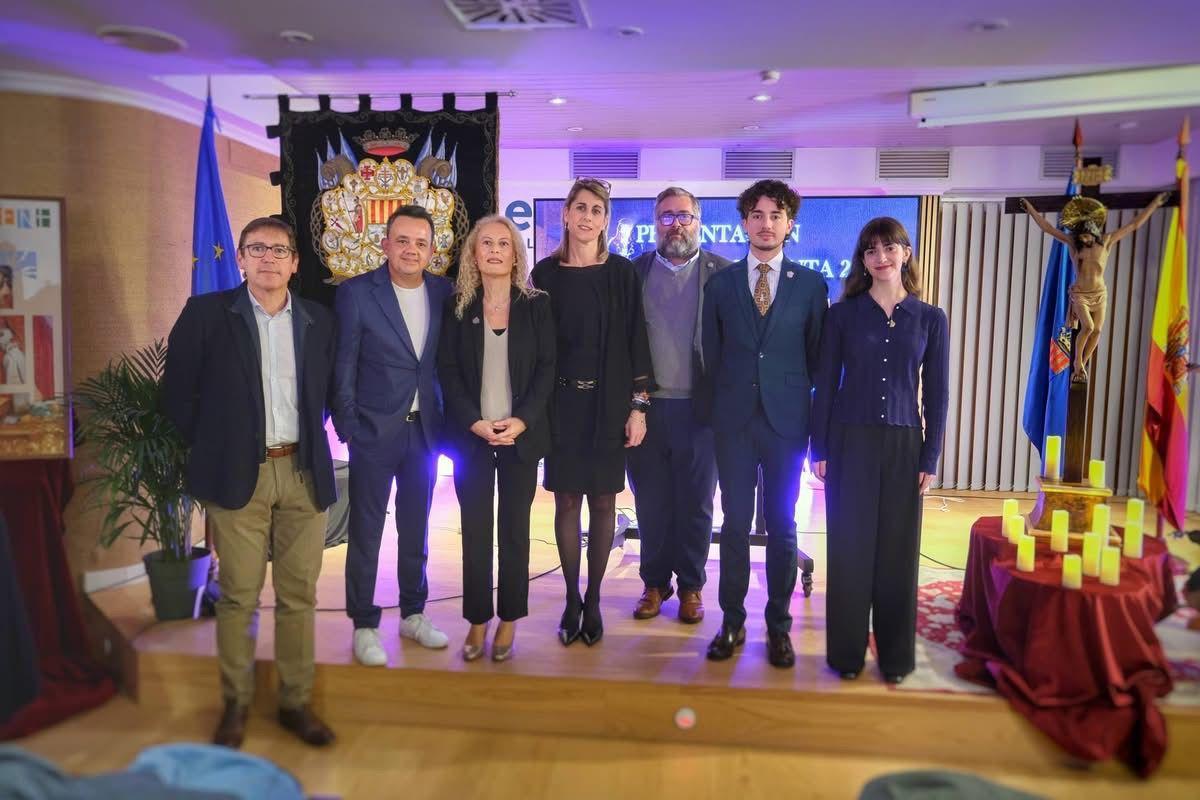 Autoridades y participantes en el documental de la Crónica de Semana Santa de Crevillent 2025