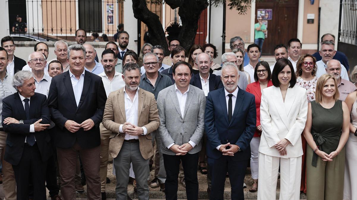 Raúl Mérida, Vicente Martínez Mus, José Díez, Juanfran Pérez Llorca, Ángel Víctor Torres, Diana Morant y Pilar Bernabé, con los alcaldes de la danaen Algemesí.