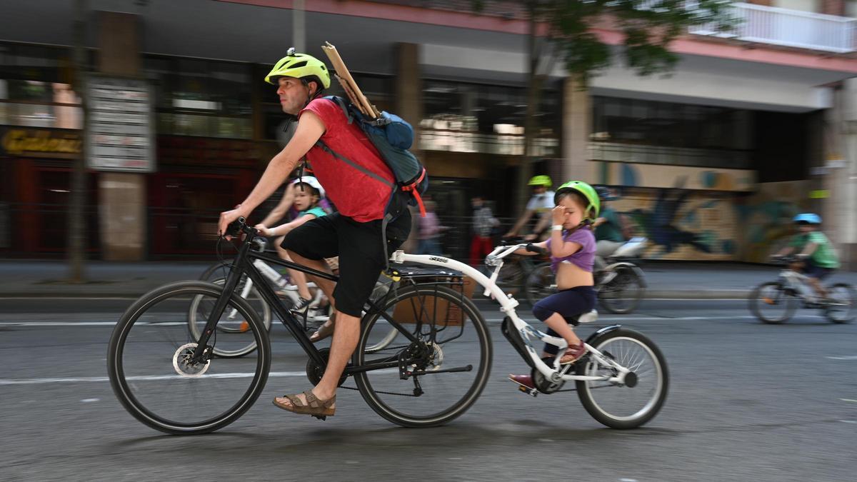 La manifestación festiva de bicicletas por la calle de Floridablanca  