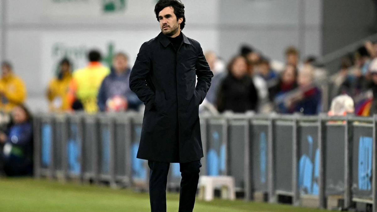 Pere Romeu, el entrenador del Barça, durante el partido inaugural de la Champions ante el Manchester City.