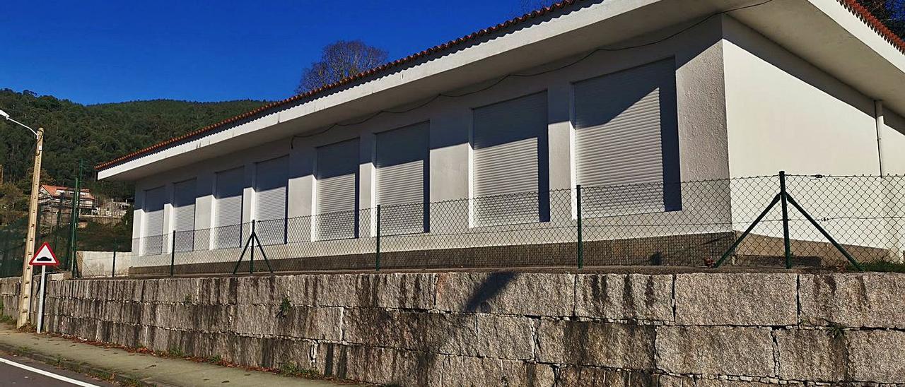 El inmueble que será reformado, cerca del edificio principal del CEIP Domaio. | // SANTOS ÁLVAREZ