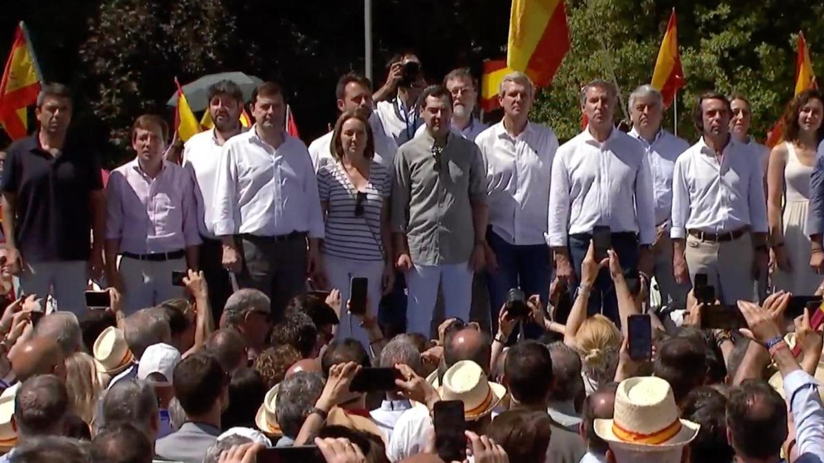 Mazón, en un costat de l'escenari després d'acabar el discurs de Feijóo en la manifestació del PP a Madrid.