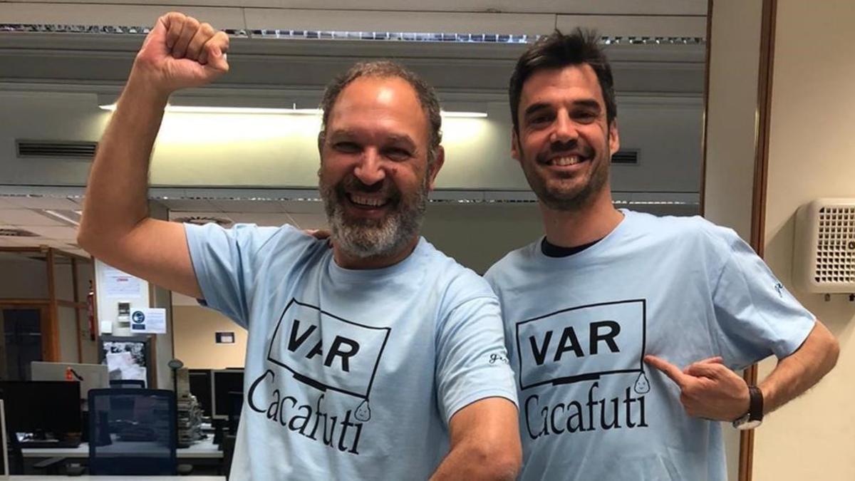 Pedro Martín, a la izquierda, junto a su compañero Antonio Pérez, con la camiseta solidaria 'VAR cacafuti'.