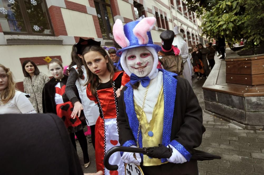 Los alumnos del colegio Liceo Mierense celebran el Carnaval.