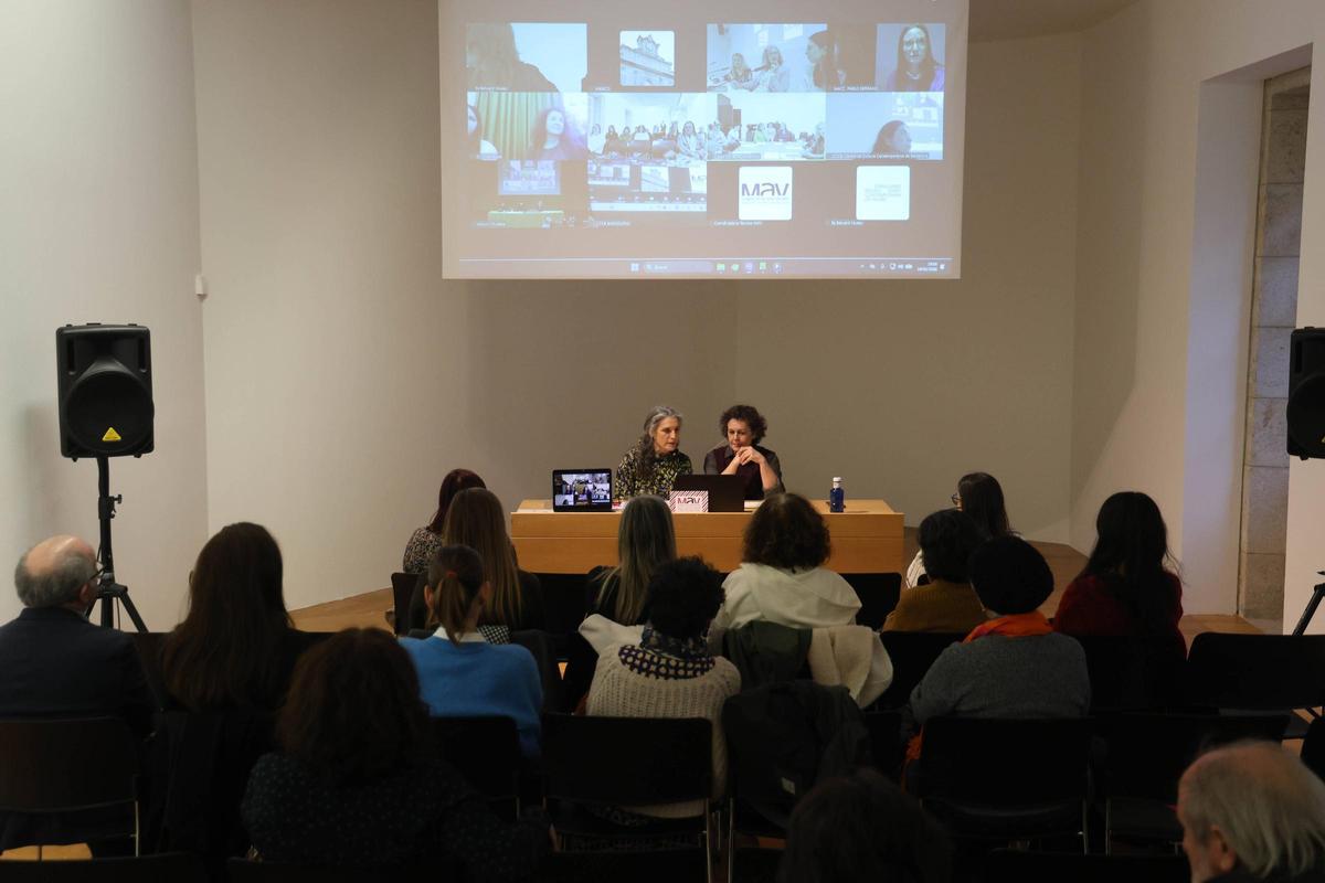 Presentación del informe de Mujeres en las Artes Visuales en el MARCO con María Xosé Fernández y Holga Méndez.