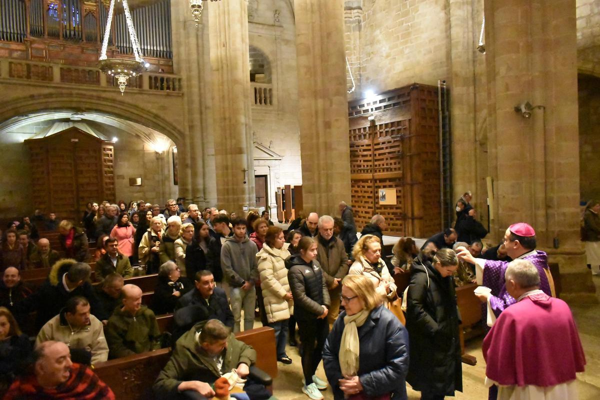 Galería | Cáceres celebra el Miércoles de Ceniza en la Concatedral de Santa María.