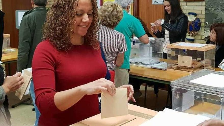 Ana Belén Martin, votando en Cangas. // S.A.