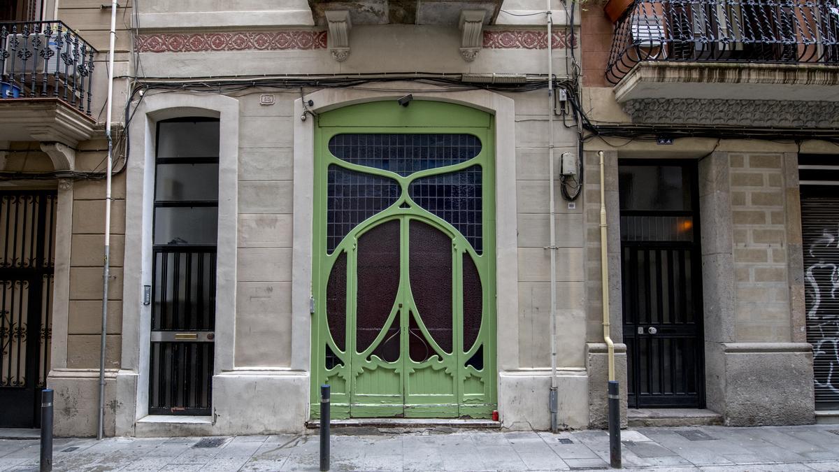 Puerta del número 45 de la calle de Francisco Giner en el barrio de Gràcia.