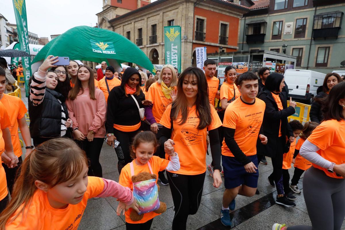 Participantes en la marcha solidaria Corre con Galbán de Avilés en 2025.