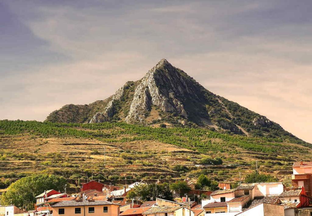La famosa Peña de Clavijo, lugar de la famosa batalla de Clavijo y el apóstol Santiago, vista desde Ribafrecha, La Rioja, España