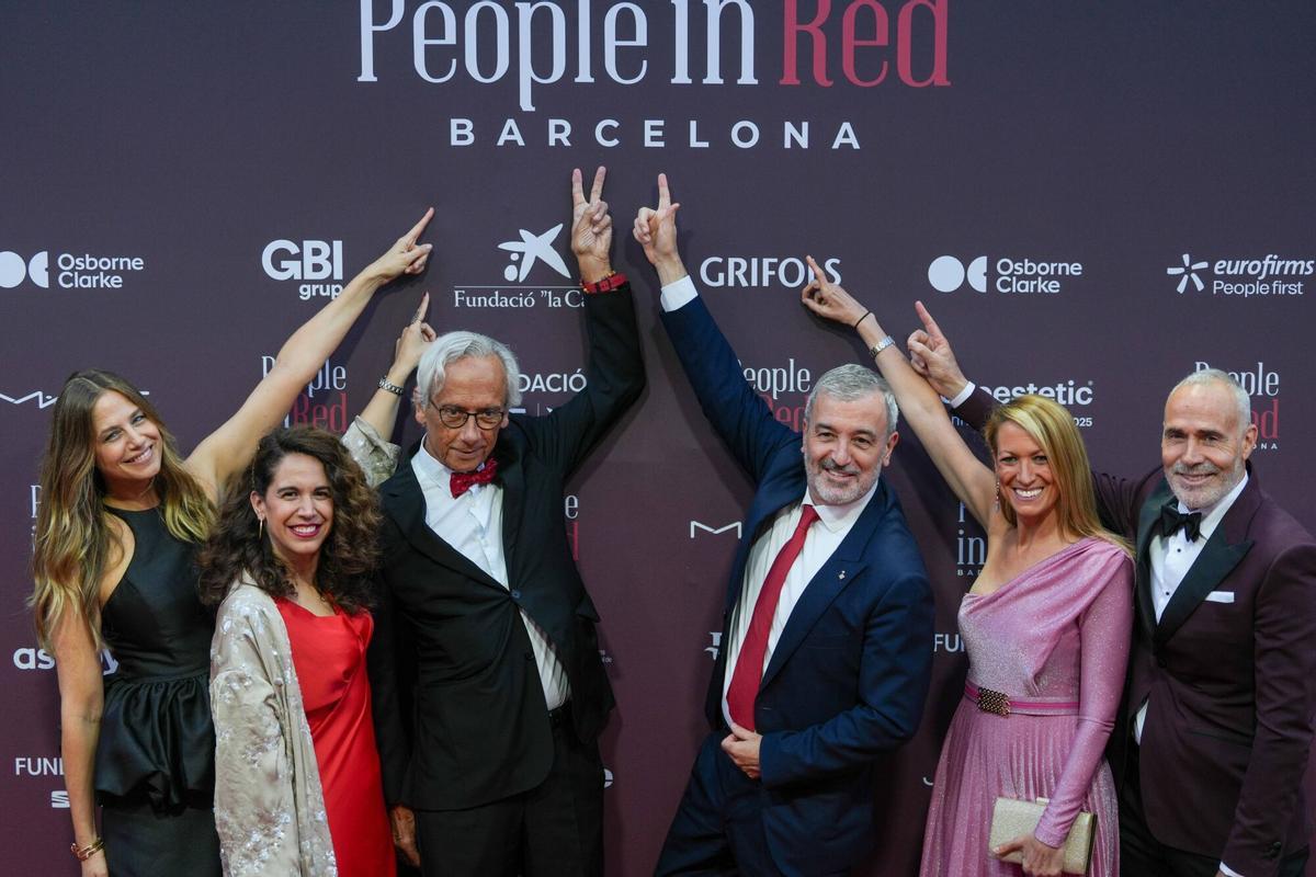 BARCELONA 12/05/2025 Icult. Martina klin, (), Bonaventura Clotet, Jaume Collboni, Maria Eugènia Gay y Alex Corretja. Photocall de la 15ª Gala Solidaria People in Red Barcelona. FOTO de ZOWY VOETEN