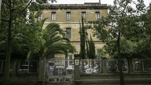 El edificio y el jardín de Can Capellanets, en el barrio de Les Corts, en Barcelona.