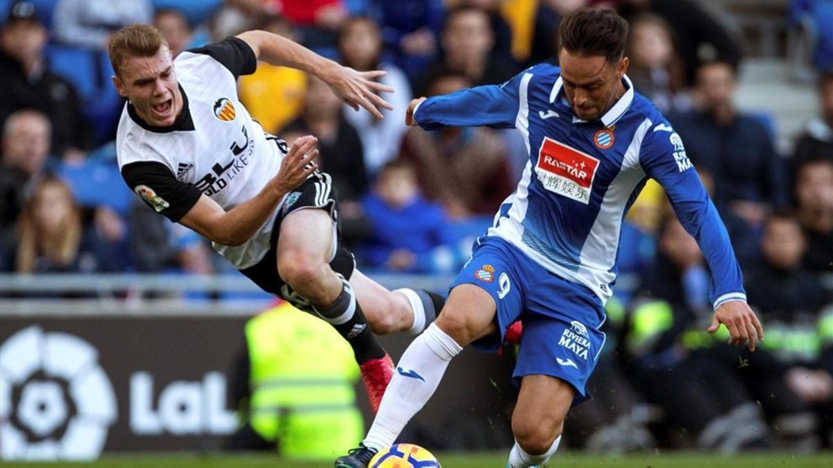 Sergio García pelea un balón con Lato durante el Espanyol - Valencia de este domingo