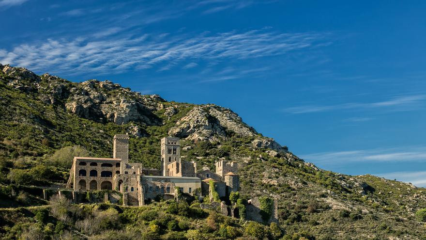 El monestir de l'Empordà que s'alça entre el cel i la tramuntana