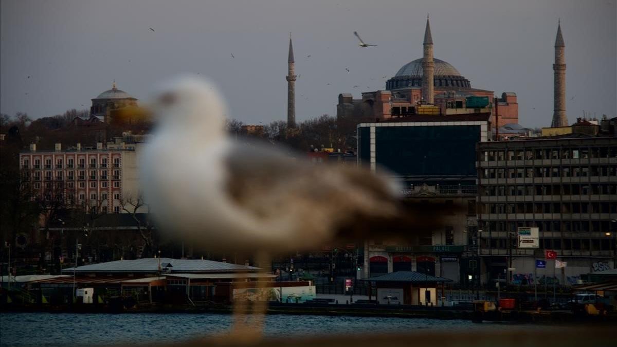 La mezquita de Santa Sofía vista desde el puente Gálata de Estambul