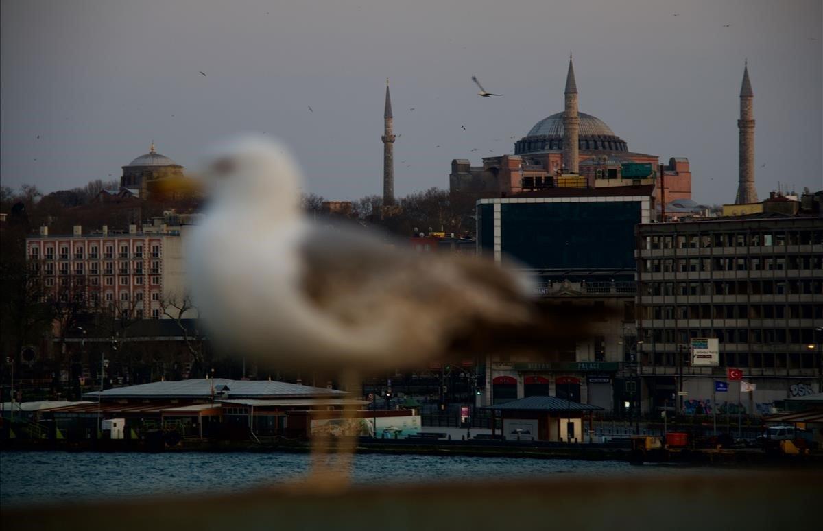 La mezquita de Santa Sofía vista desde el puente Gálata de Estambul.