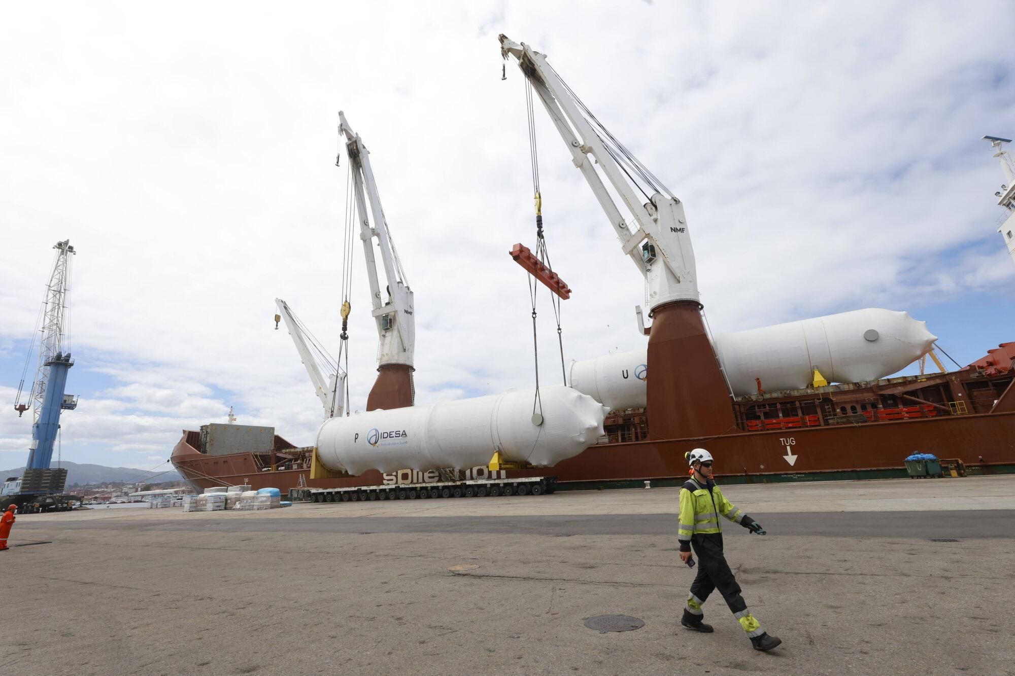 En imágenes: Así fue la carga en el Puerto de Avilés de nueve colosales depósitos de CO2 fabricados por Idesa