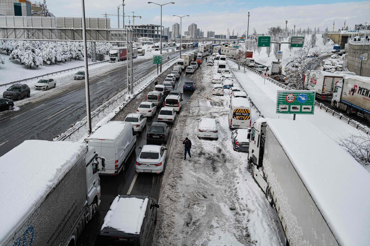 Vehículos atascados en la autopista, tras una copiosa nevada, en el distrito Basaksehir, en Estambul.