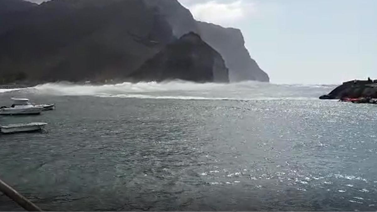 Las olas inundan el puerto de La Aldea