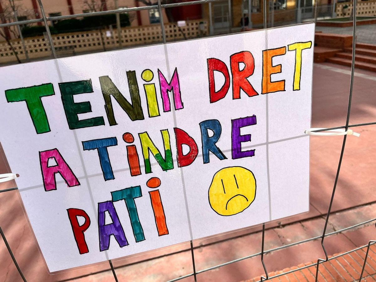 Imagen de uno de los carteles de protesta que se han pegado en el perímetro de la valla del patio provisional del colegio Concepción Arenal.