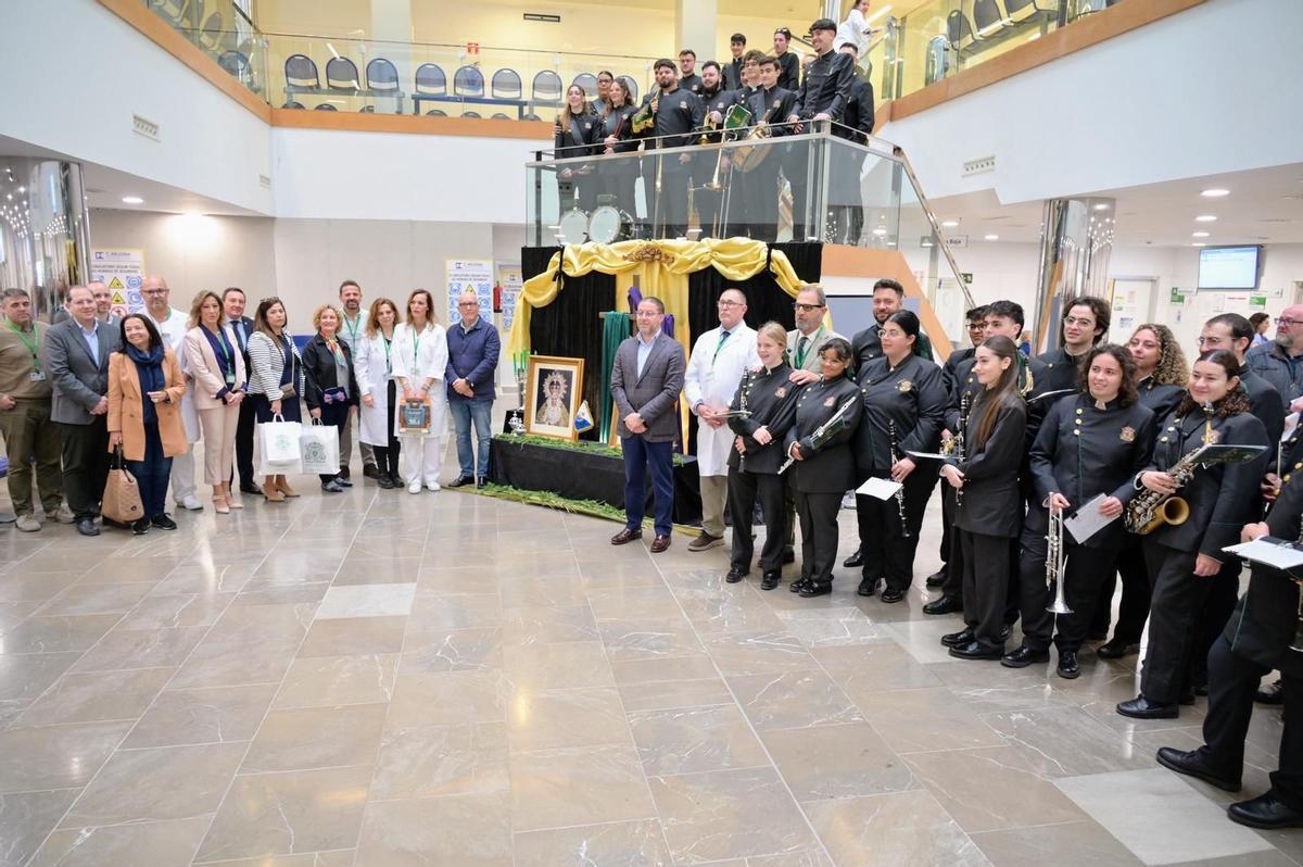 La Archicofradía del Paso y la Esperanza visita a los pacientes ingresados en el Hospital Clínico