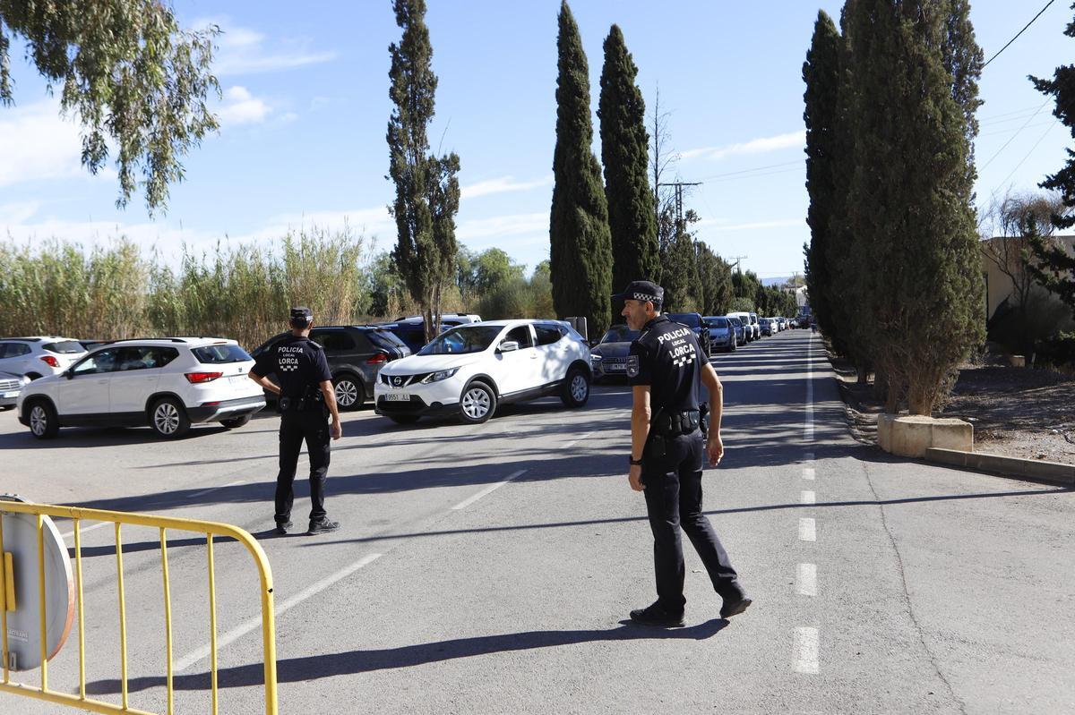 Agentes de Policía Local realizando labores de control del tráfico.