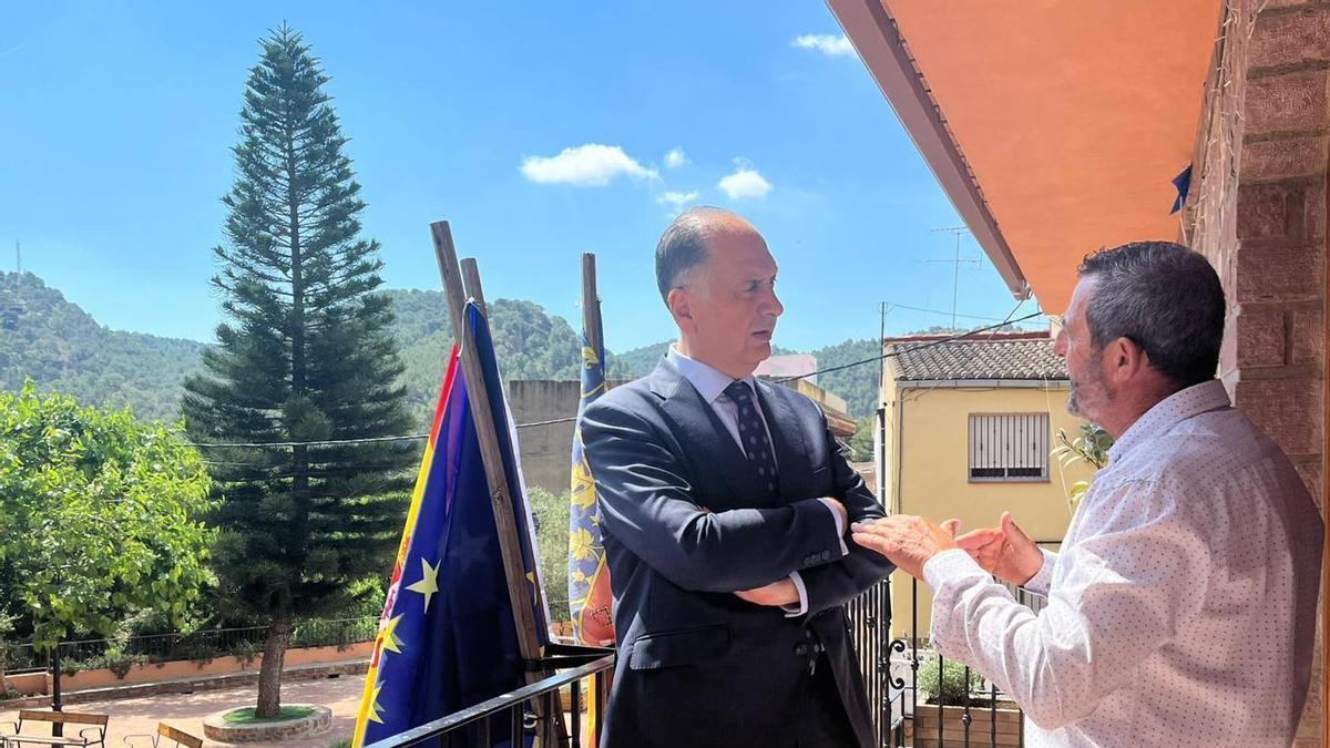 El conseller junto al alcalde de Segart.