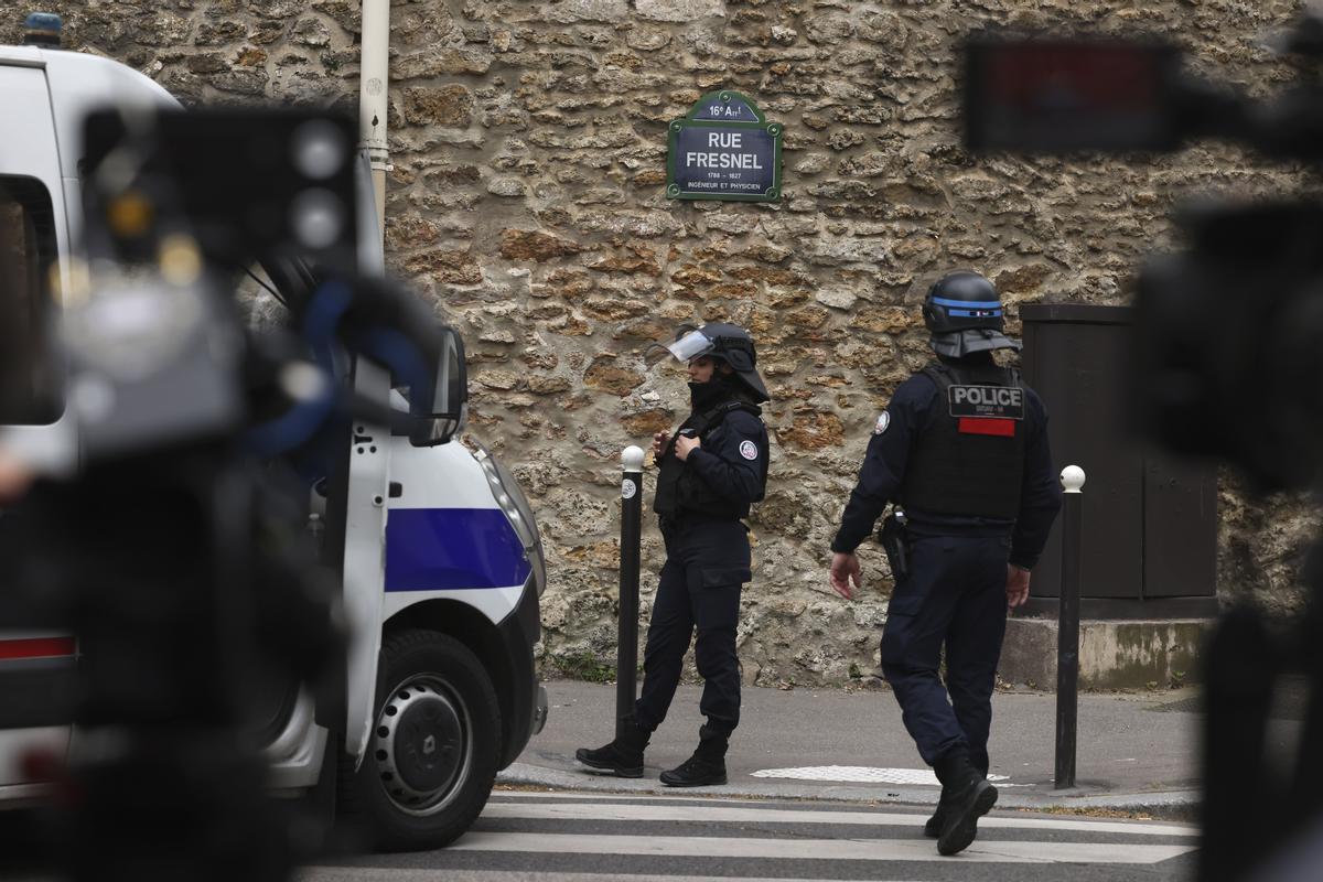 DIRECTO | La policía rodea el consulado iraní en París tras acceder un hombre presuntamente con un explosivo