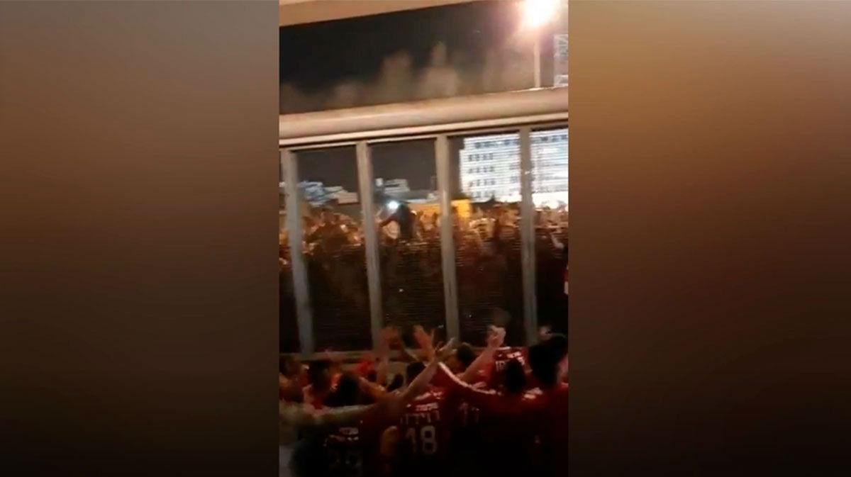 ¿Otro más? Esta vez en Tel Aviv: cientos de aficionados del Hapoel celebran en masa y con el equipo la victoria