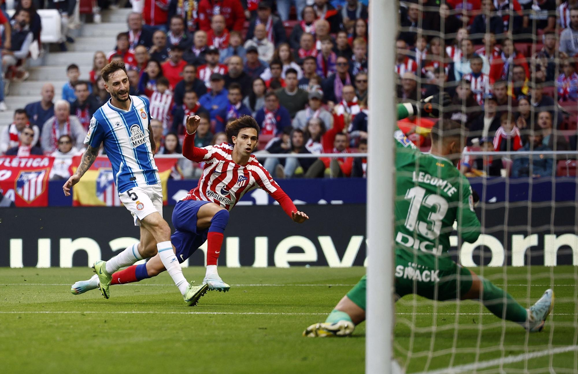 Joao Félix, jugador del Atlético de Madrid, en la acción de su gol en el Metropolitano.