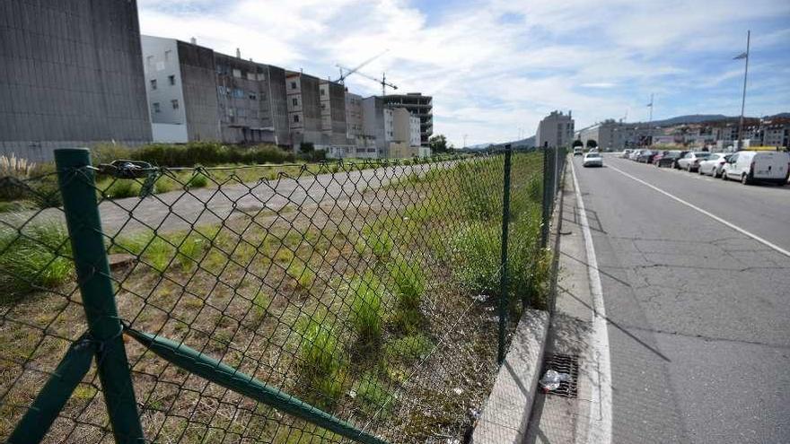 Explanada vallada y sin uso desde hace años junto a la calle Doce de Novembro. // G. Santos