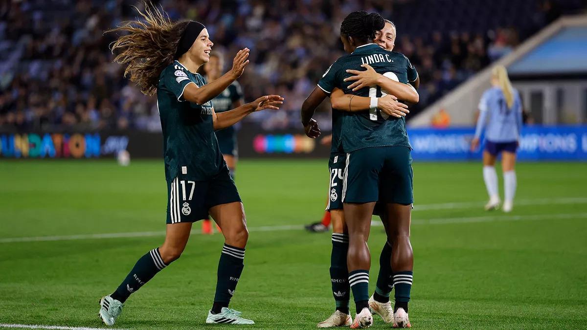Las jugadoras del Madrid celebran el tanto de Linda Caicedo.