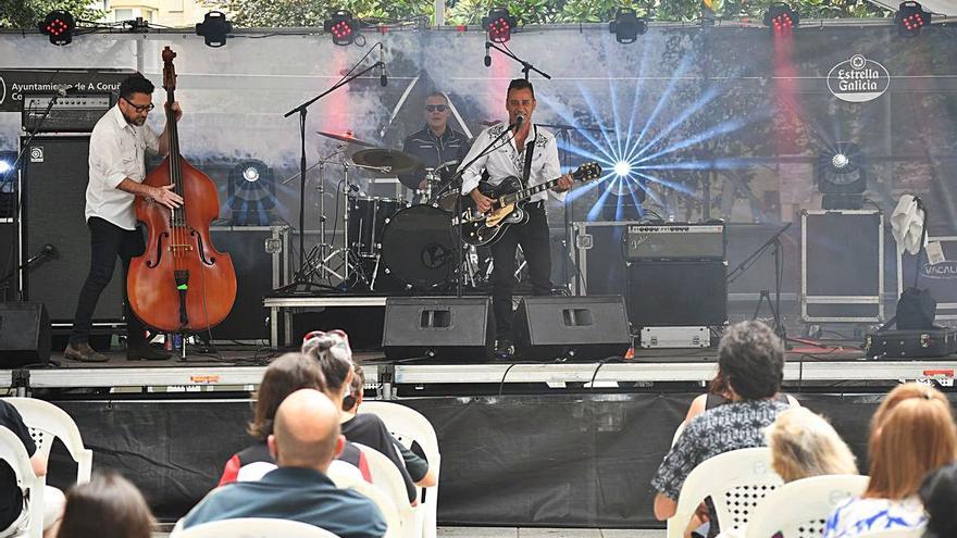 Mad Martin Trío, primer concierto del Noroeste, ayer, en la plaza de España.   | // C. PARDELLAS