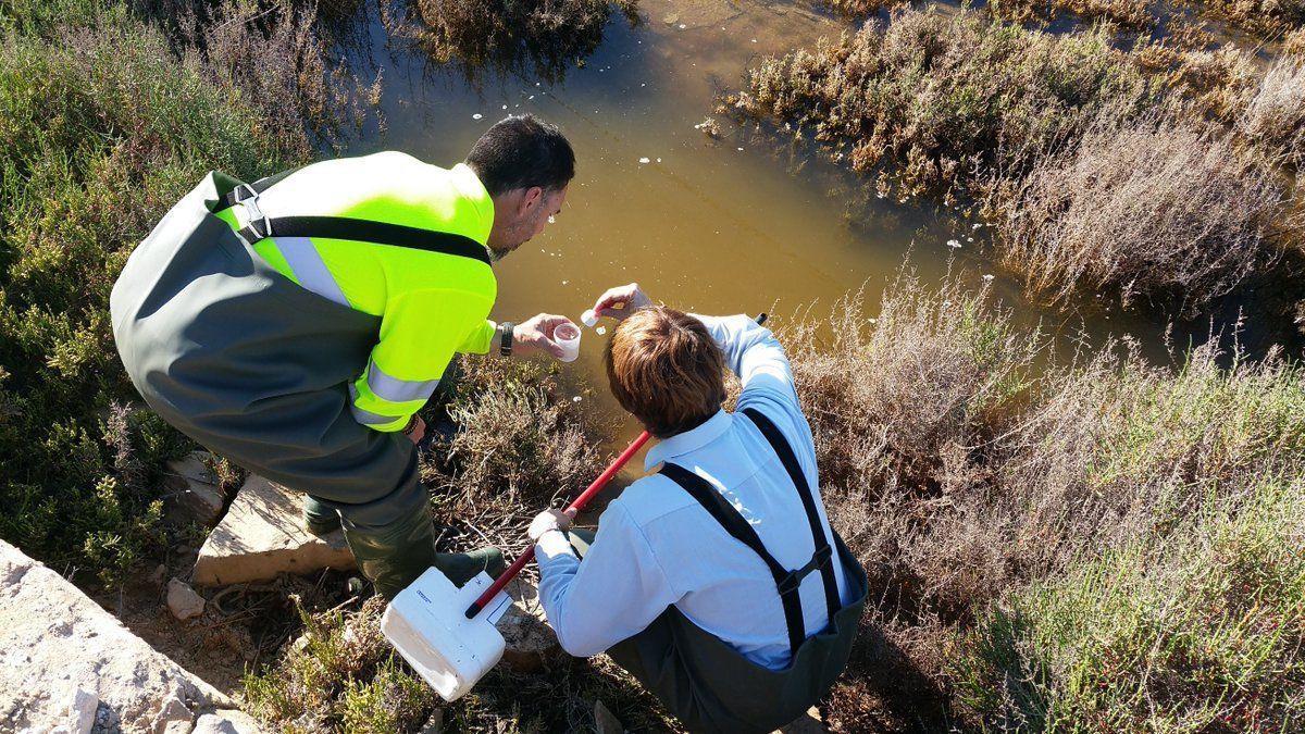 Técnicos, en una imagen de archivo, en una zona con agua