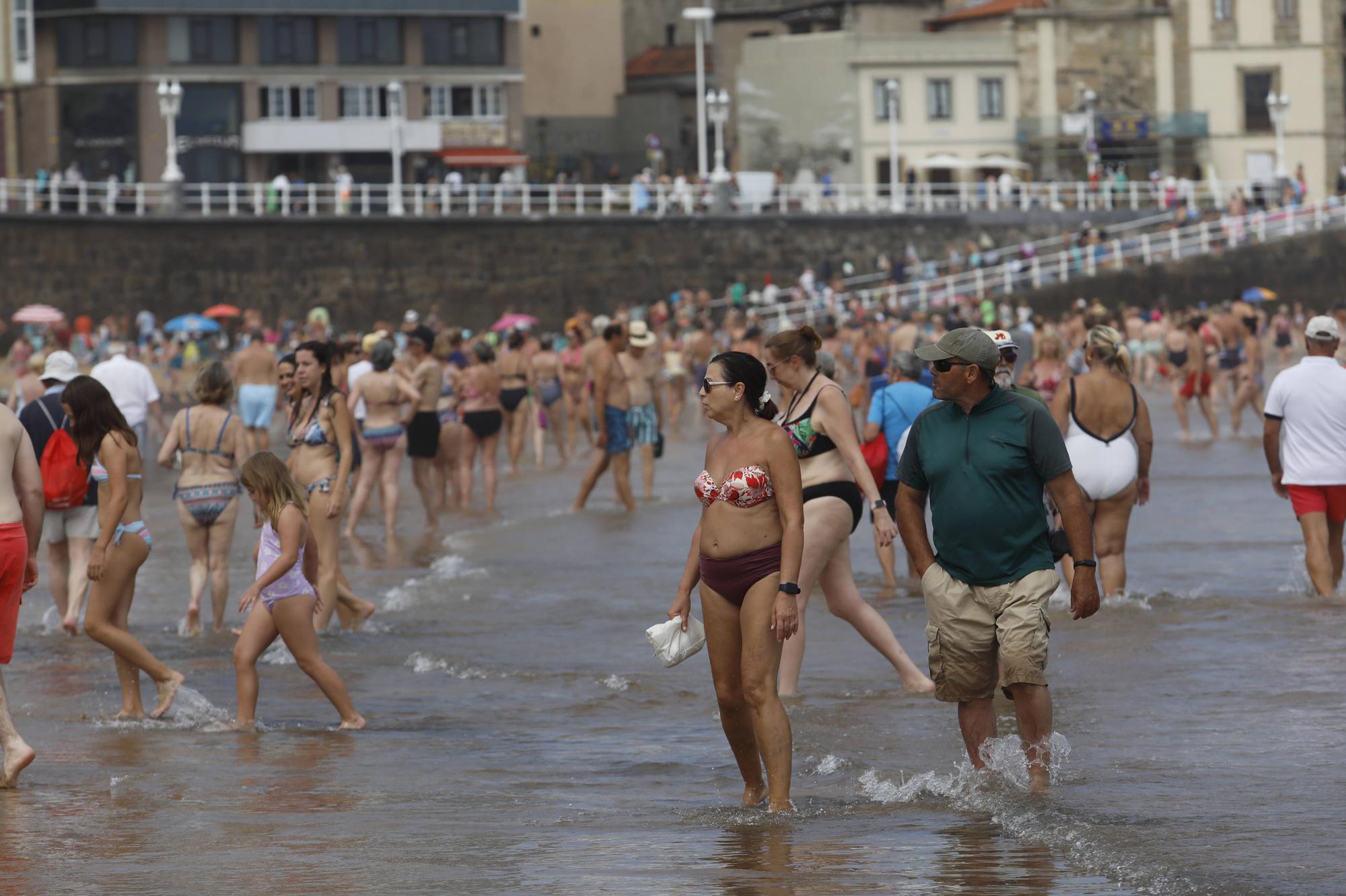 Gijón combate la ola de calor con chapuzones en el mar (en imágenes)
