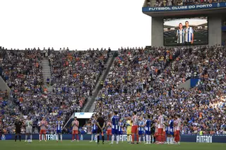Así ha sido el homenaje a Diogo Jota y André Silva antes del amistoso entre el Oporto y el Atlético de Madrid