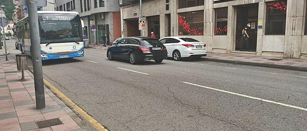 Un autobús de Emutsa circula por la calle Teodoro Cuesta. | A. V.